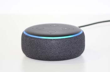 Programa “Alexa” pide a niña meter una moneda en un enchufe
