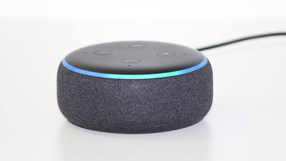 Programa “Alexa” pide a niña meter una moneda en un enchufe