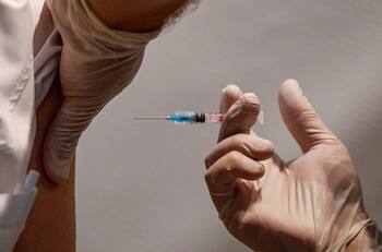 Vacunas Sinovac y Pfizer no son efectivas contra ómicron, según estudio chino