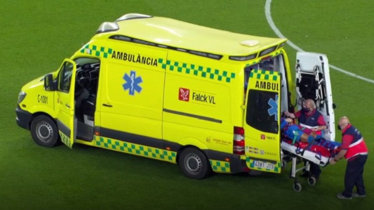 VIDEO | Ronald Araujo salió en ambulancia tras desplomarse en el campo