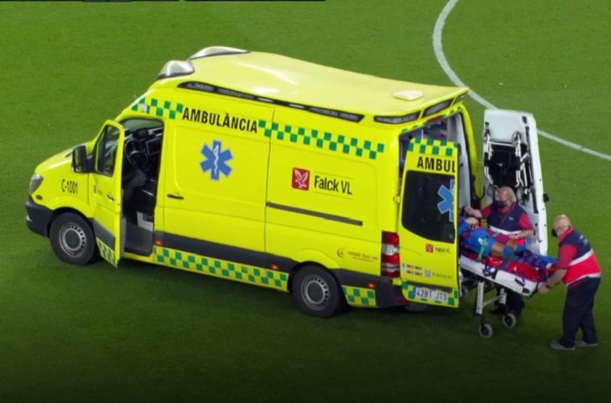 VIDEO | Ronald Araujo salió en ambulancia tras desplomarse en el campo