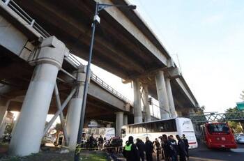 Hombre se entierra picahielo y se lanza de un puente vehicular en CDMX