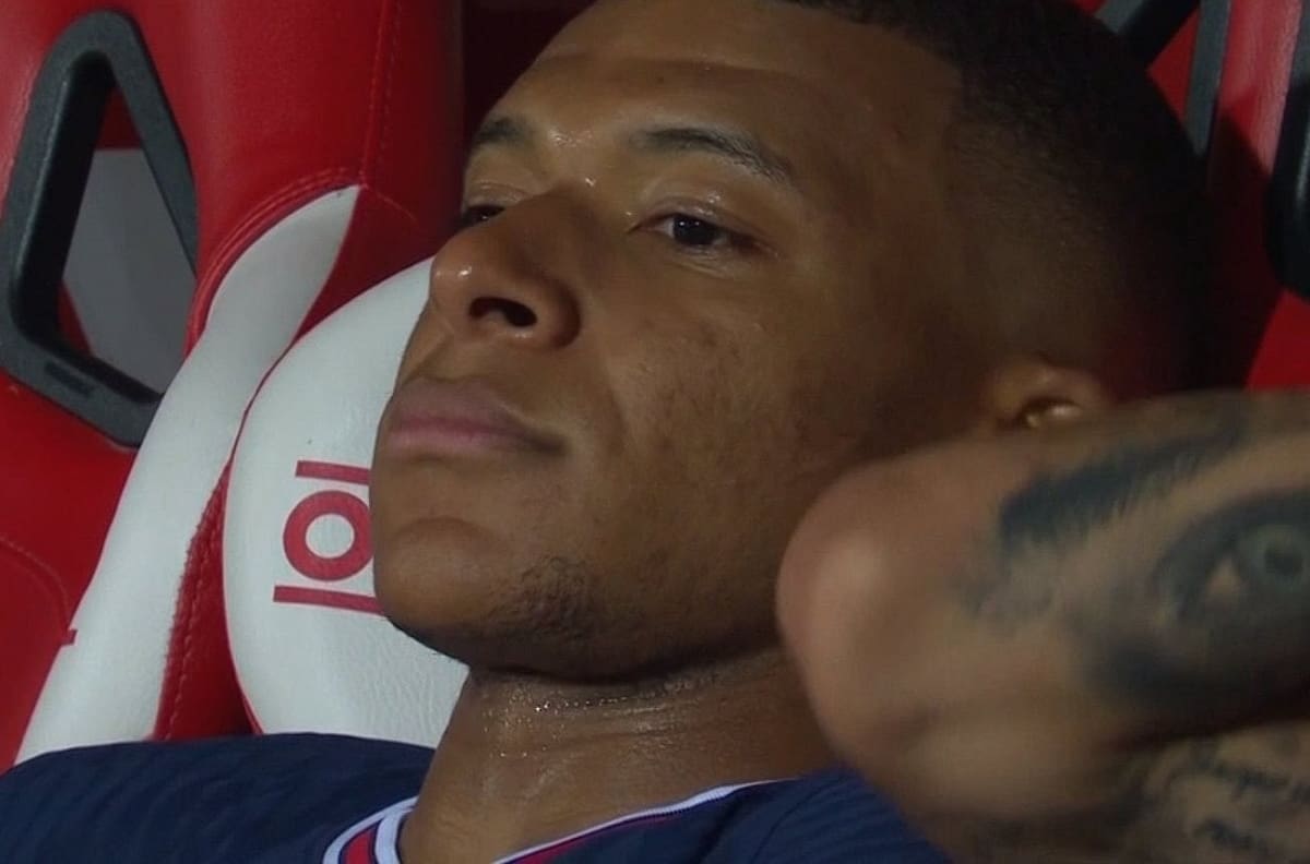 ¡Berrinche de Mbappé en pleno partido!