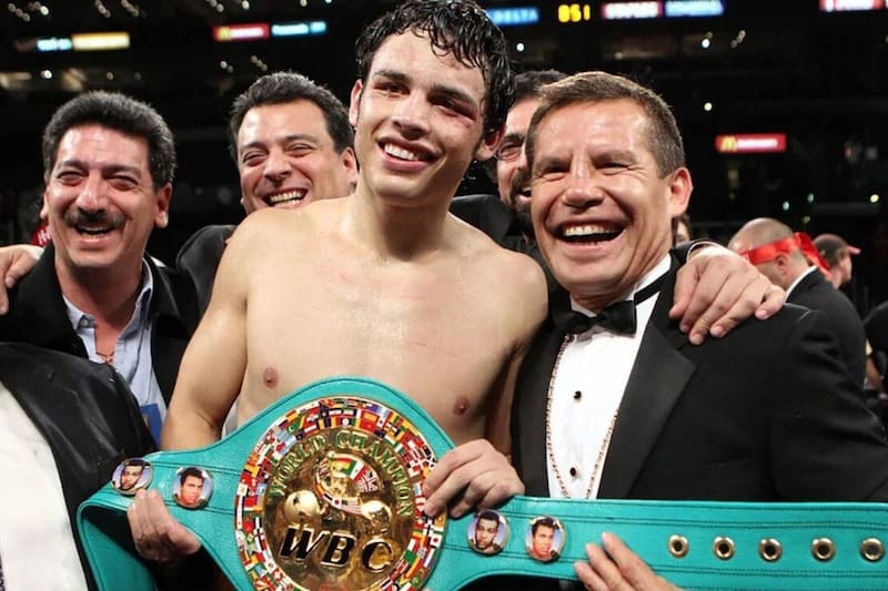 Julio César Chávez Jr. comenzó su carrera a la par de Canelo Álvarez. (Twitter)