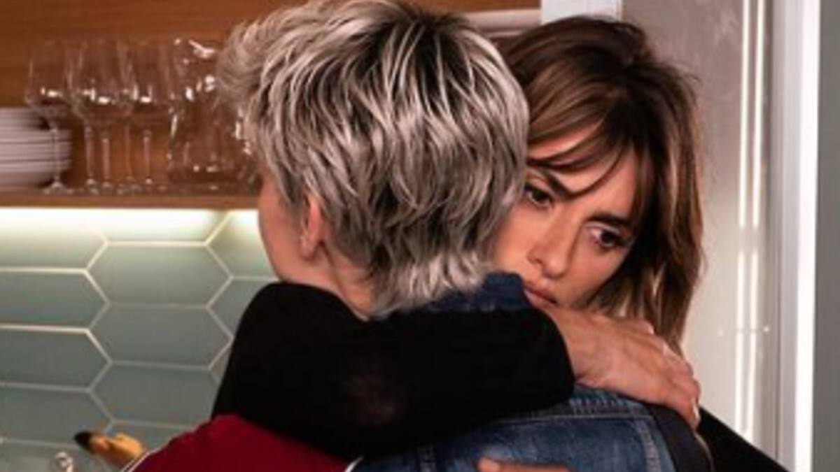 Instagram se disculpa y repone póster de "Madres paralelas", la película de Almodóvar
