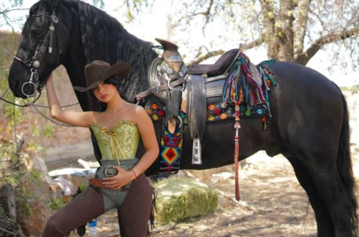 (VIDEO) Ángela Aguilar sufre accidente a caballo, su hermano Leonardo la rescata