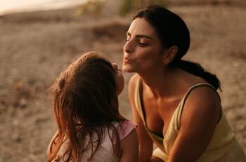 Aislinn Derbez festeja su cumpleaños sin lujos en Costa Rica junto a su hija Kailiani