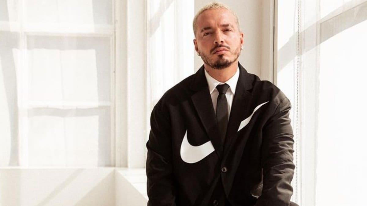 J Balvin responde a Residente desde un carrito de hot dogs
