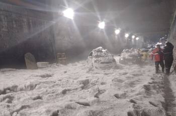 Hombre muere de hipotermia, atrapado en su auto tras granizada en Tlalnepantla