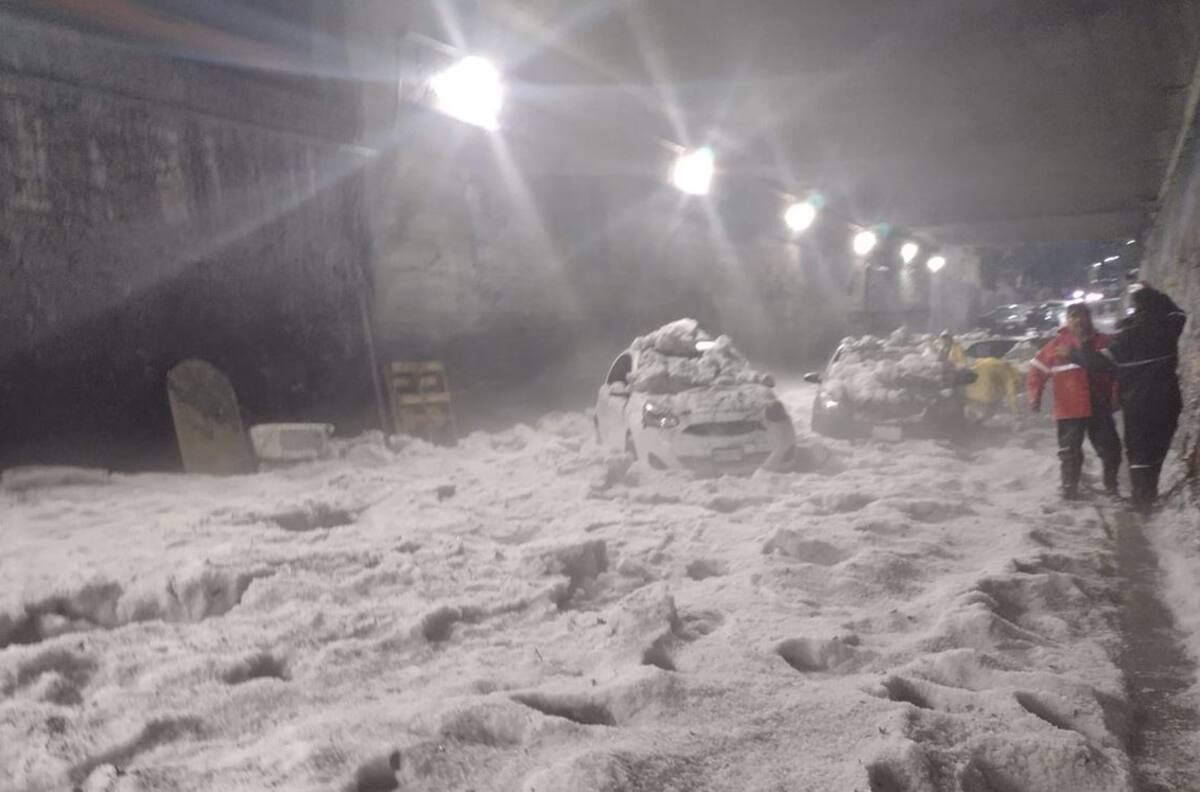 Hombre muere de hipotermia, atrapado en su auto tras granizada en Tlalnepantla