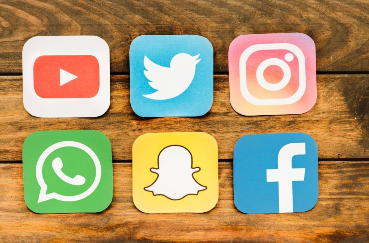 Facebook bloquea cuentas de WhatsApp de talibanes en Afganistán
