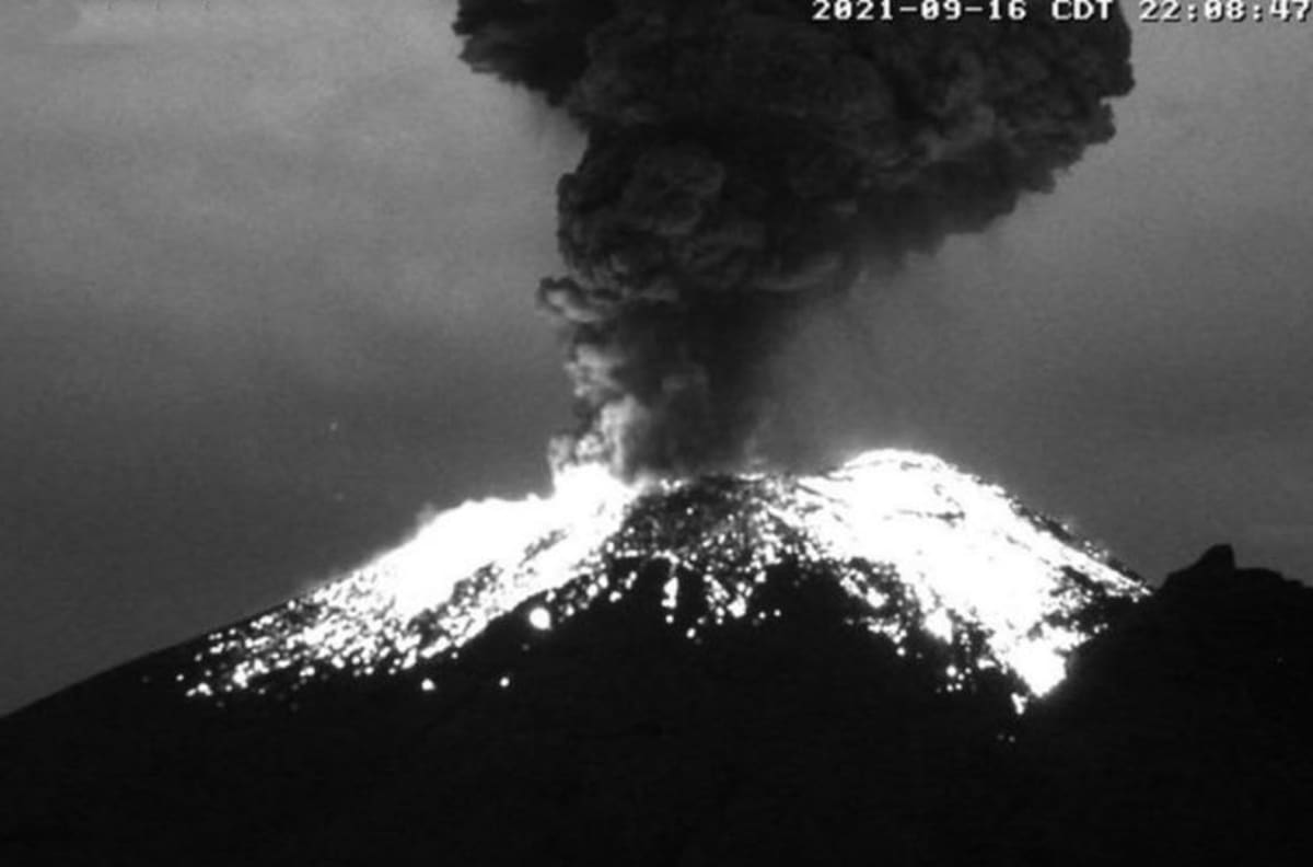 Video: Popocatépetl lanza fragmentos incandescentes, con una fumarola alcanza 3 km de altura