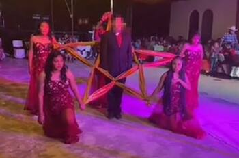Joven hace sus XV años con chambelanas y se hace viral| VIDEO