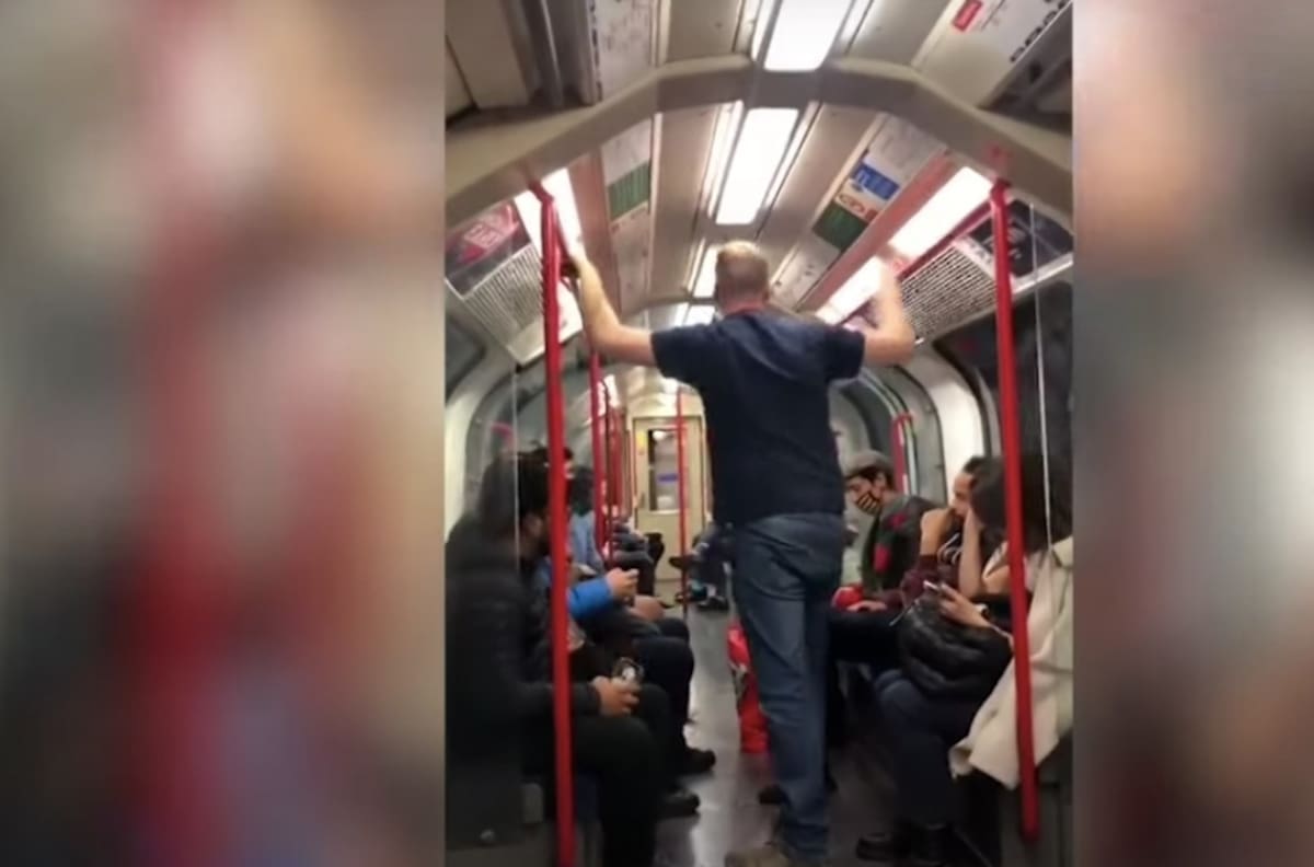 Video: Hombre intenta agredir a mujer asiática en el metro y usuarios lo golpean