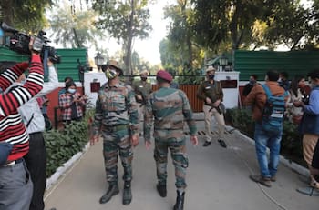 Video: Reportan al menos cinco muertos en accidente aéreo con jefe de Defensa de la India a bordo