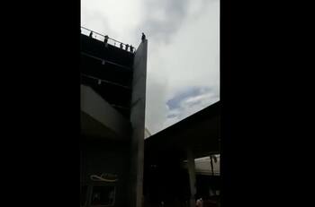 Video: Hombre muere tras aventarse del último piso en una plaza comercial