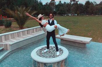 Así fue la fiesta de José Ron a lado de su nuevo romance, una conductora de Telehit