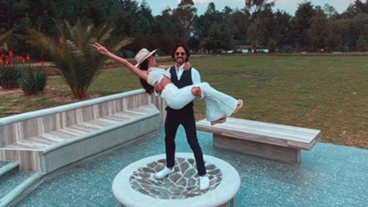 Así fue la fiesta de José Ron a lado de su nuevo romance, una conductora de Telehit