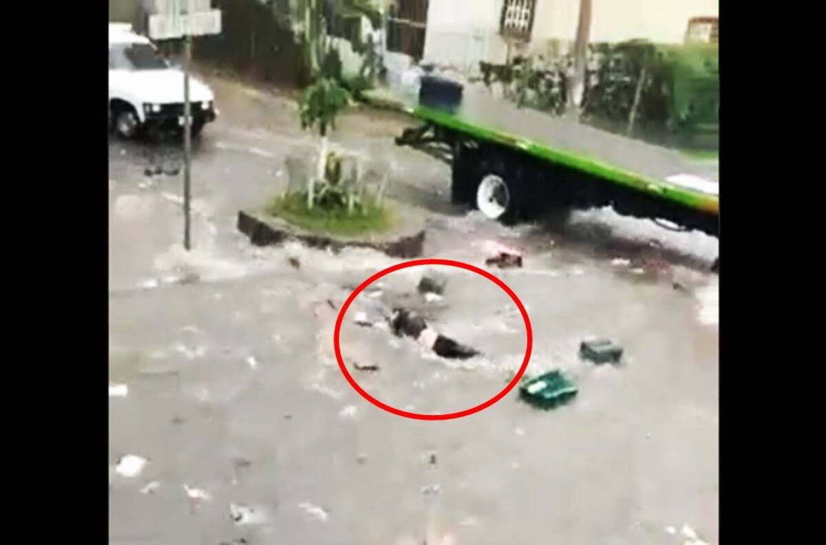 Video: ¡Impactante! Mujer es arrastrada por corriente de agua en Tlalnepantla; también la arrolló un camión