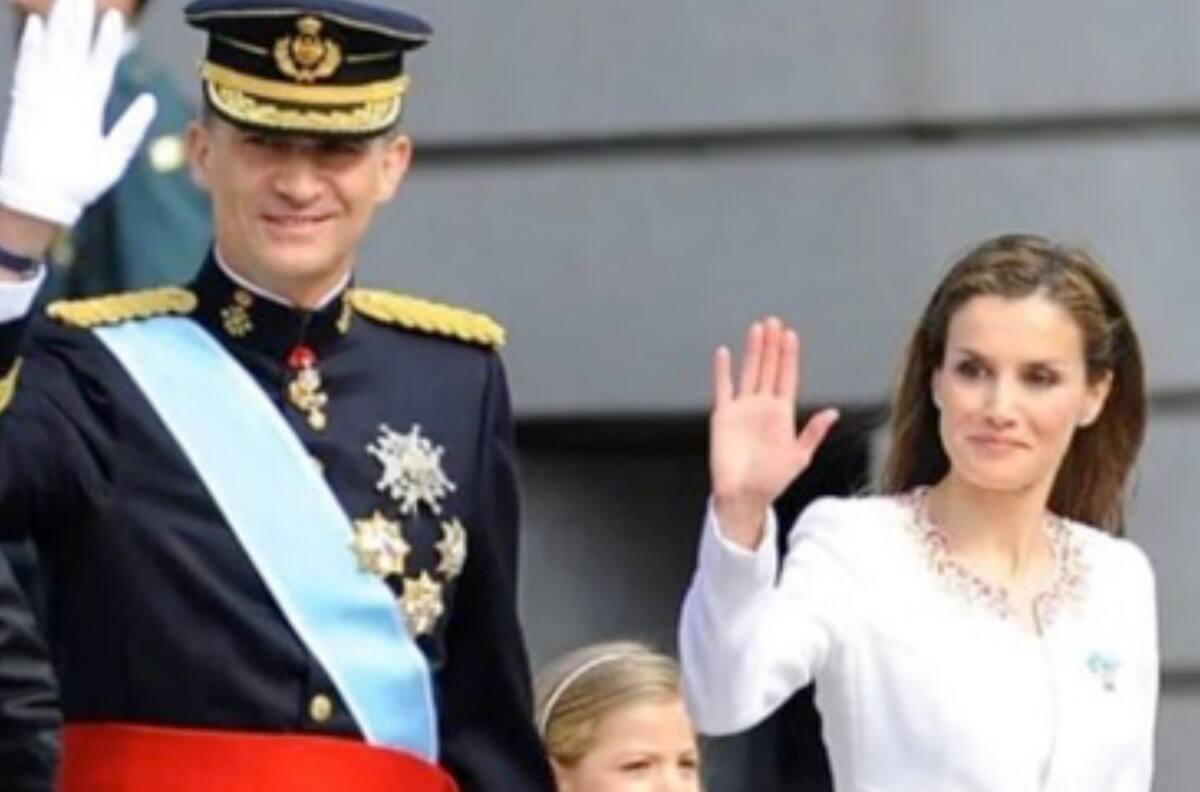 La reina Letizia fue criticada por usar un bolso de imitación