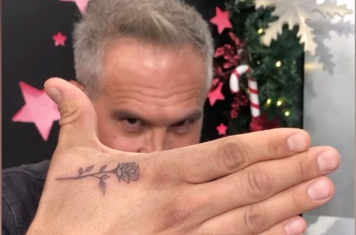Arath de la Torre se tatúa durante el programa "Hoy"