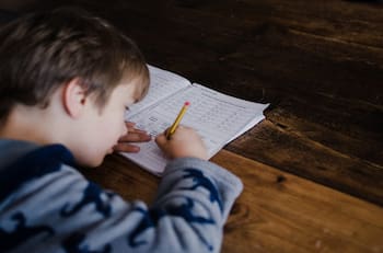 VIRAL: Niño muestra una nueva manera de aprenderse la tabla del 9 de manera sencilla