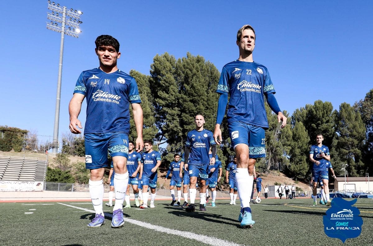 Futbolista del Puebla se recibe como licenciado previo a partido contra Santos