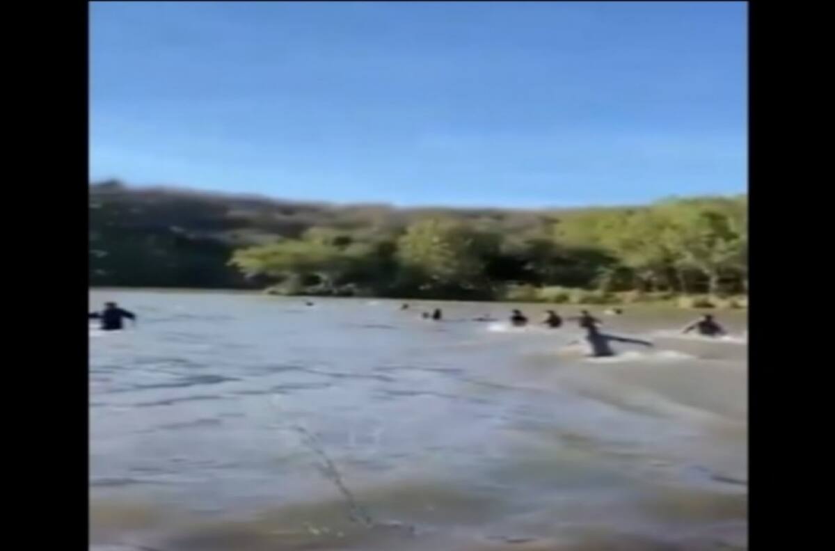 VIDEO: Puente colgante se desploma y turistas caen a un río en Sinaloa