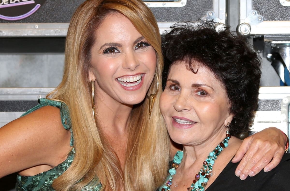 Lucero agradece a su mamá por alejarla del "mal"