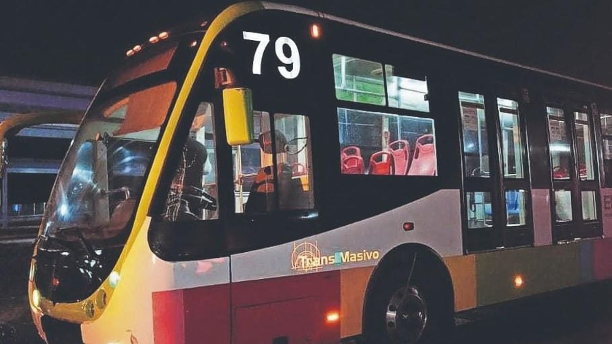 Chofer de Mexibus atropella a adulto mayor y testigos casi lo matan a golpes