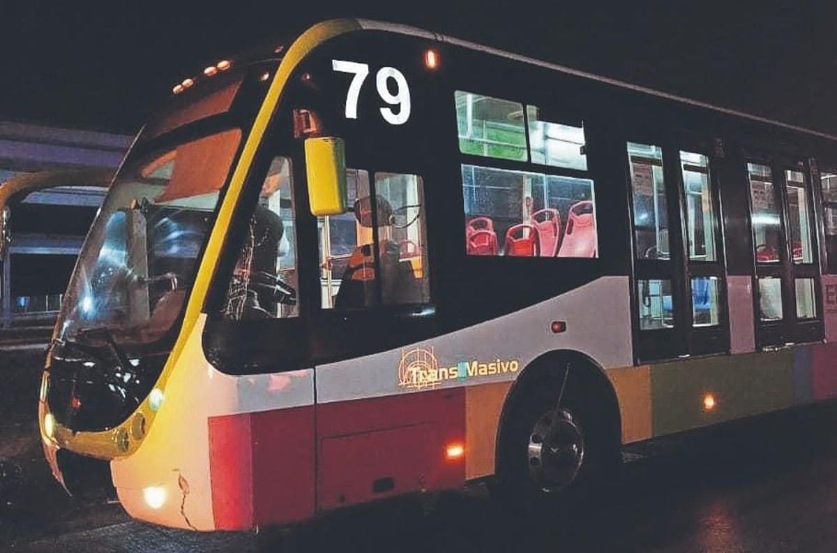 Chofer de Mexibus atropella a adulto mayor y testigos casi lo matan a golpes