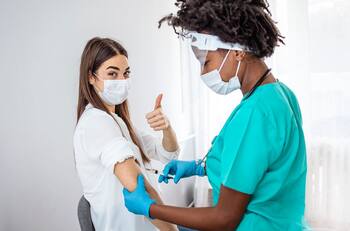 Pfizer-BioNTech aseguró que su vacuna contra COVID-19 es 100% efectiva en adolescentes