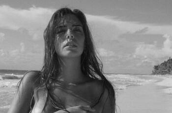 María Levy publica fotos con celulitis y estrías y promueve el amor propio