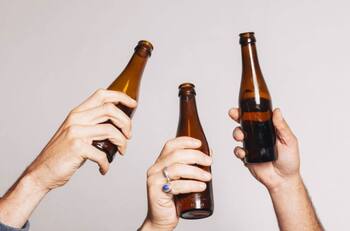 Hombre asesina a su vecino por una caja de cervezas en Colombia