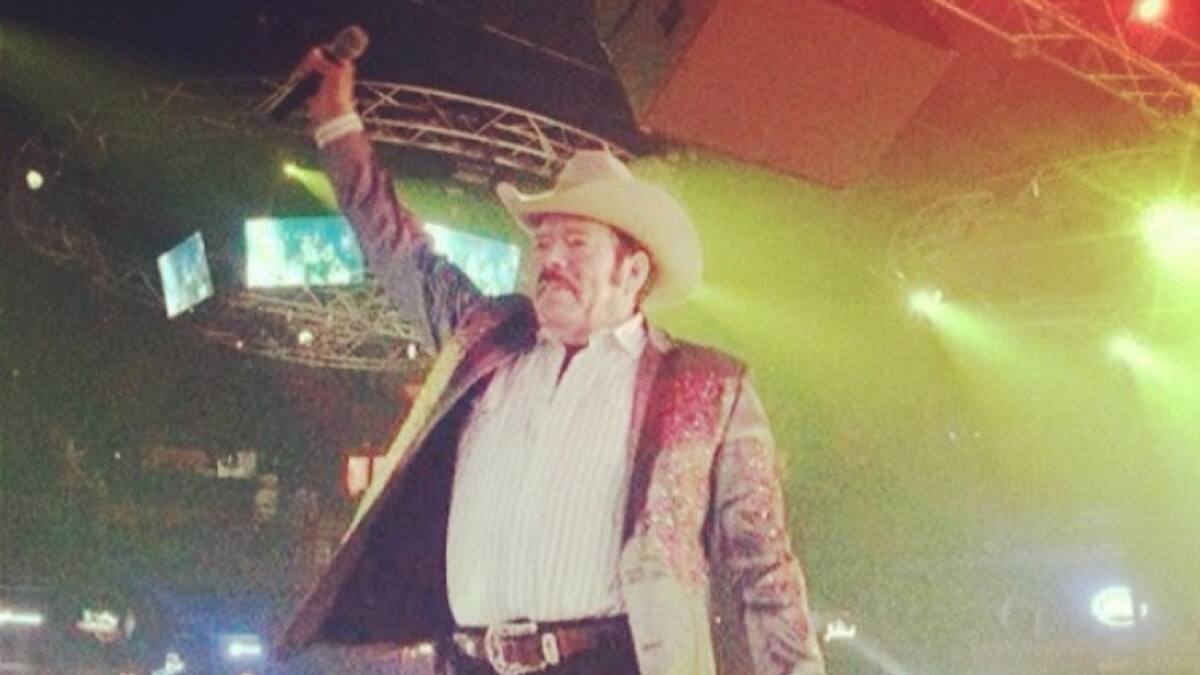 Se viraliza video de Lalo Mora tocando indebidamente a una fan