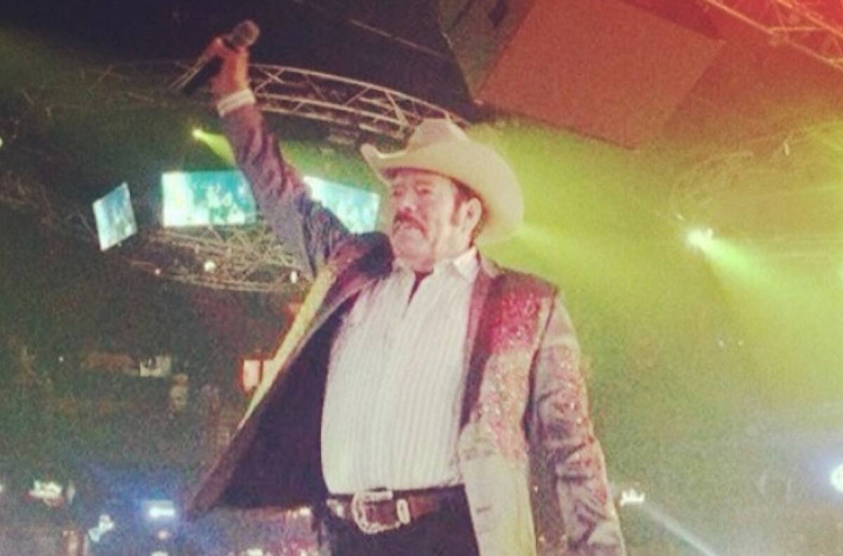 Se viraliza video de Lalo Mora tocando indebidamente a una fan