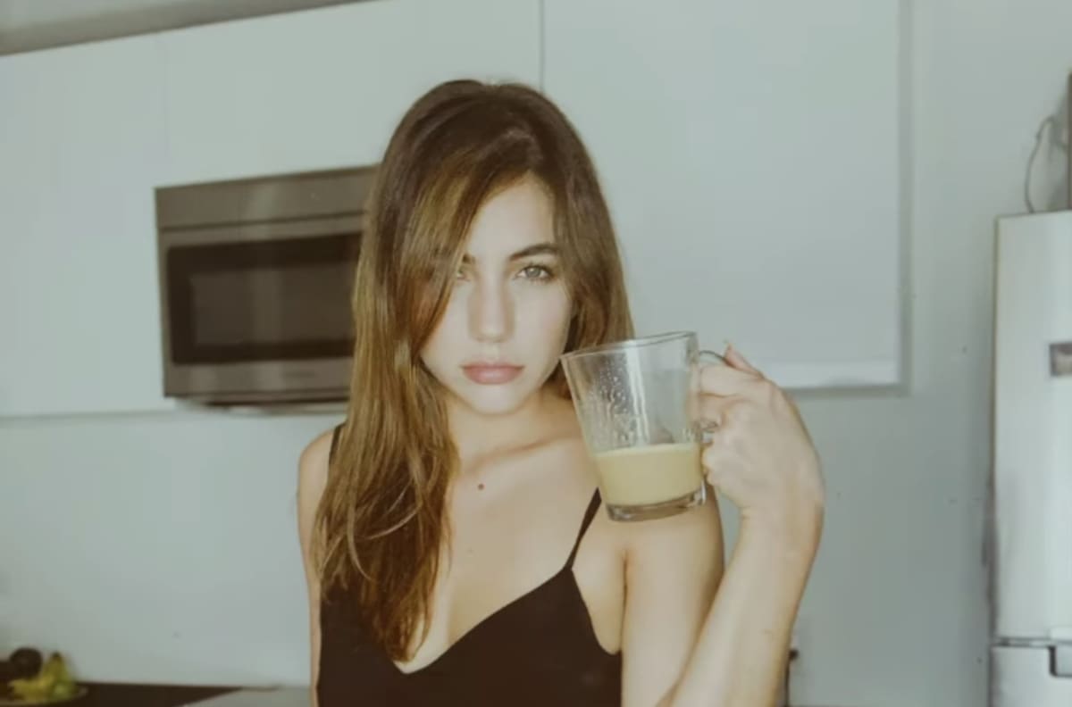 Protagonista de la serie ¿Quién mato a Sara?, sorprendió con desnudo parcial en Instagram
