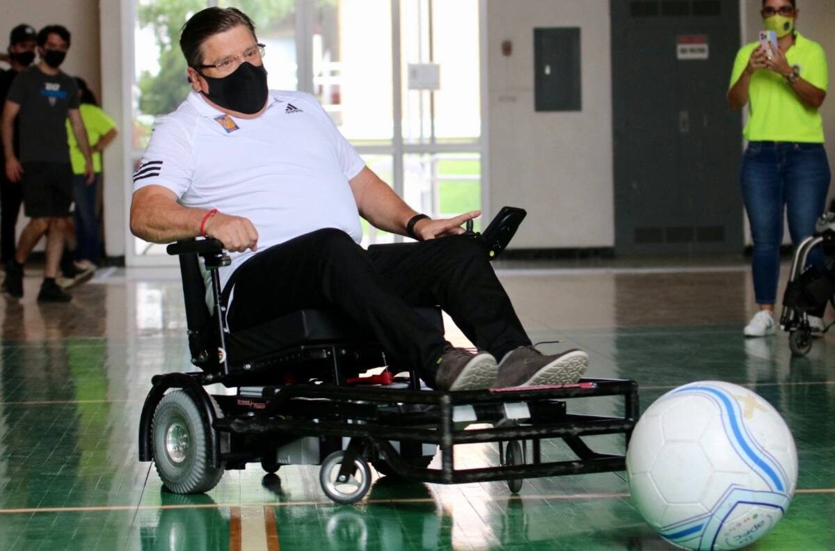 El Piojo Herrera jugando futbol en silla de ruedas