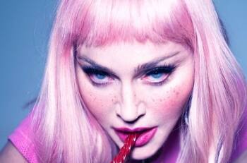 Madonna, dice que ella dio el primer beso homosexual en TV, las redes no se lo perdonan