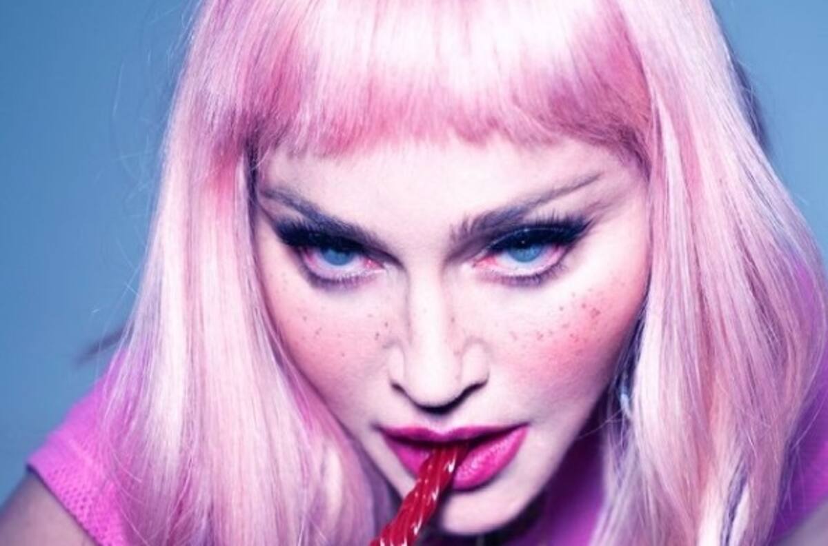 Madonna, dice que ella dio el primer beso homosexual en TV, las redes no se lo perdonan