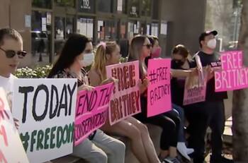 Britney Spears llora tras conocer el fallo que la libera de su padre