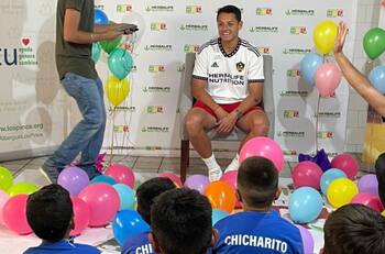 El noble gesto de "Chicharito" Hernández con niños sin hogar de Guadalajara