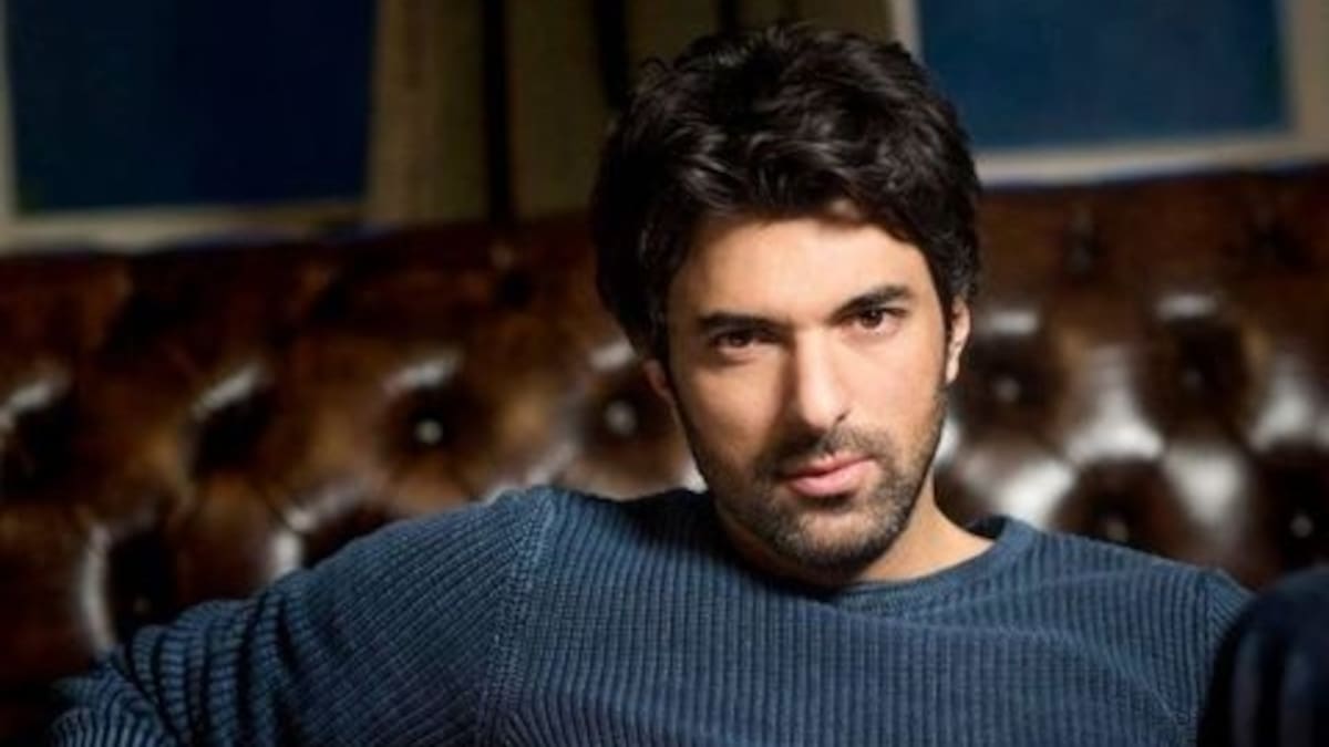 Engin Akyürek vuelve a la pantalla como un guapo periodista en “Kaçis”