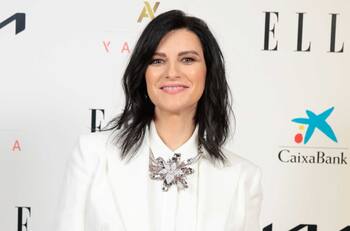 Mon Laferte y Christian Nodal se unen en emotivo homenaje a Laura Pausini en los Grammy Latinos