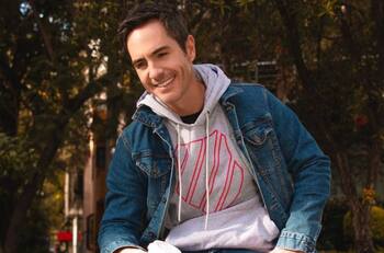 (VIDEO) Mauricio Ochmann se besa con otro hombre