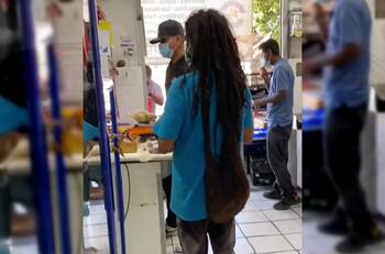 Captan a hombre con una mochila hecha de su propio cabello y se hace viral en TikTok | VIDEO