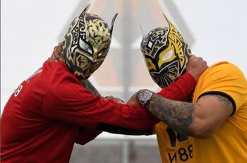 Cinta de Oro entrega regalo a Raúl Jiménez para festejar sus goles