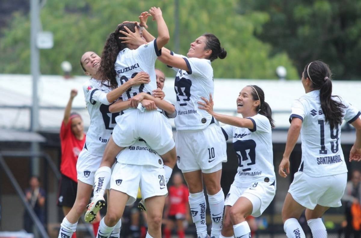 Pumas mete a su equipo femenil al Universitario, pero solo para cantar el himno en el marco del 8M