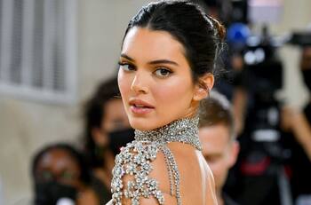 Kendall Jenner enloquece a las redes al disfrazarse como una sensual marciana para Halloween