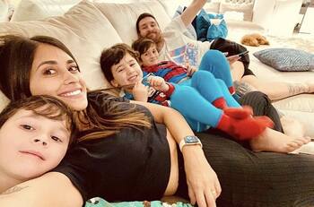 Leo Messi y Antonela Roccuzzo dicen "hola" a Paris al lado de sus hijos